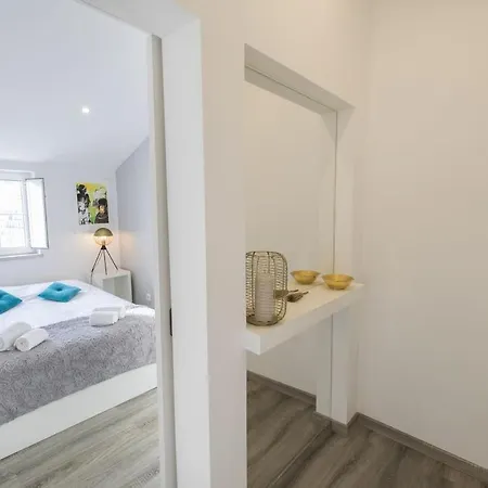 The Nest At Mouraria Apartment *
